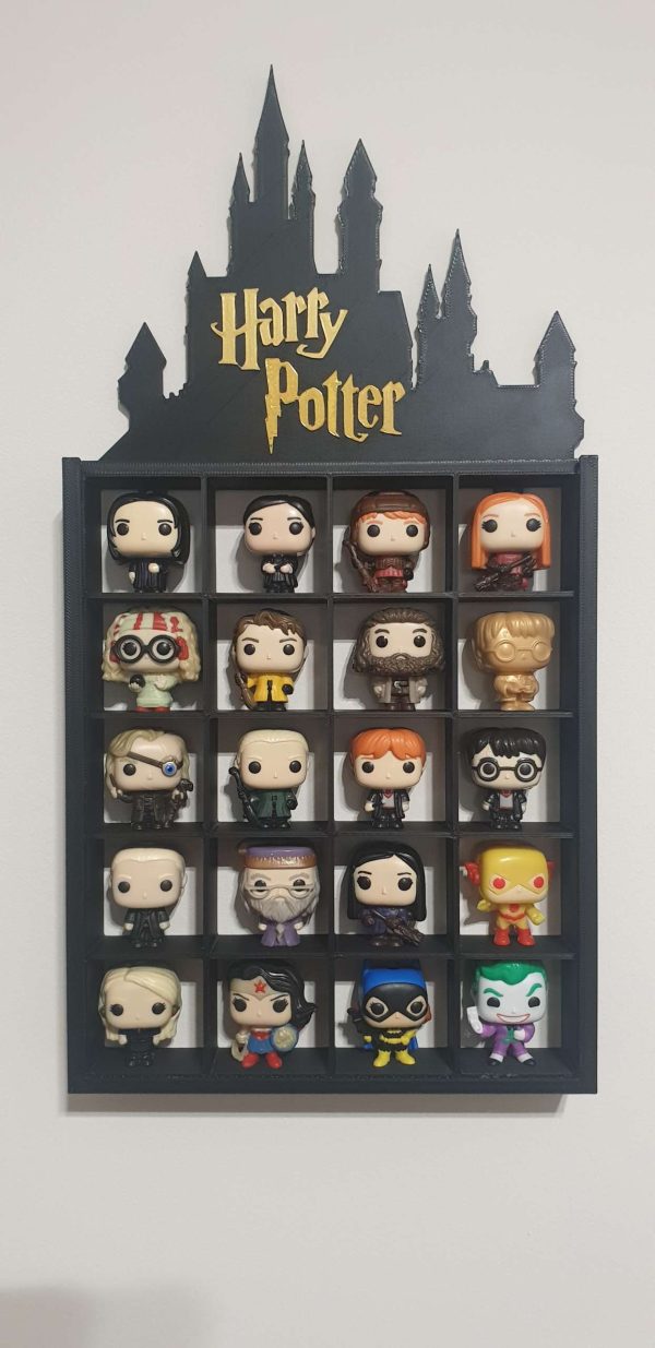 20241209_103331-scaled-1.jpg Półka kolekcjonerska z logiem Harry Potter na 20 figurek Funko Pop Mini z Kinder Joy