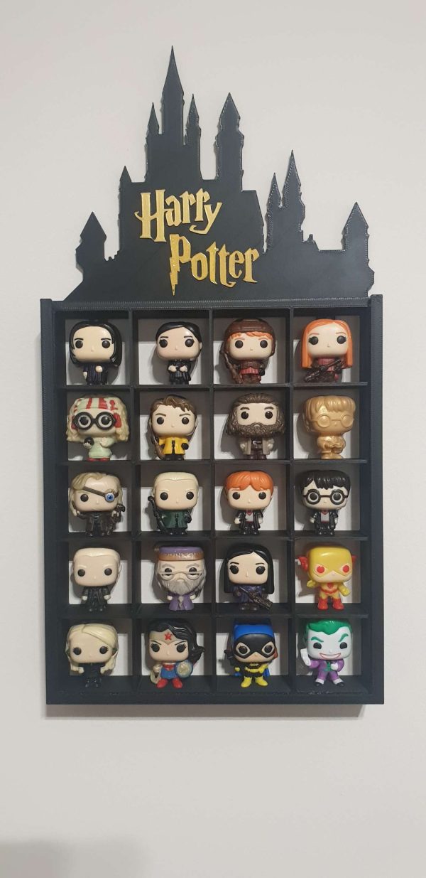 20241209_103332-scaled-1.jpg Półka kolekcjonerska z logiem Harry Potter na 20 figurek Funko Pop Mini z Kinder Joy