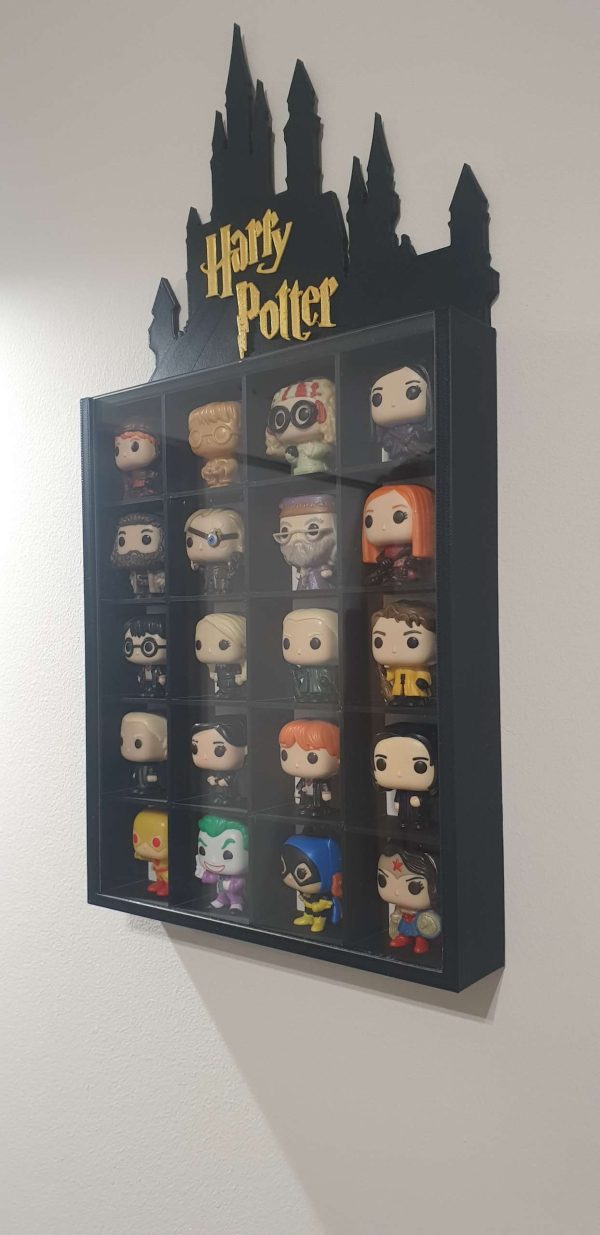 20241214_125021-1-scaled-1.jpg Półka kolekcjonerska z logiem Harry Potter na 20 figurek Funko Pop Mini z Kinder Joy