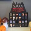 20251024_101153-scaled-1.jpg Półka kolekcjonerska STRANGER THINGS na figurki Kinder Joy Druk 3D