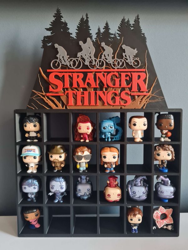 20251029_081153-scaled-1.jpg Półka kolekcjonerska STRANGER THINGS na figurki Kinder Joy Druk 3D Kolorowe Logo