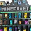 interaktywna-polka-organizer-figurki-minecraft-3d.jpg Ekspozytor z druku 3D na mini figurki dla gracza - widok z przodu z poukładaną kolekcją postaci