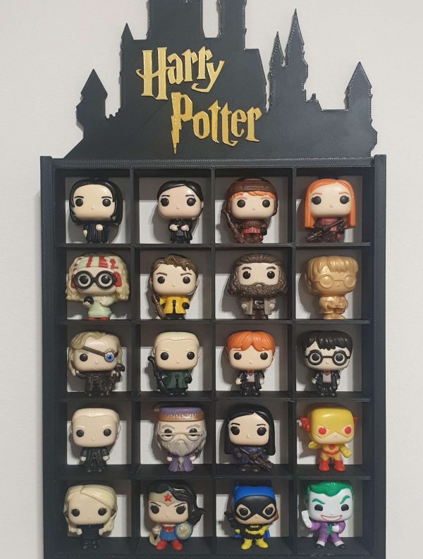 potter-thumbnail-scaled-1.jpg Półka kolekcjonerska z logiem Harry Potter na 20 figurek Funko Pop Mini z Kinder Joy