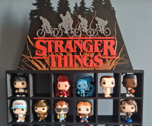 thumbnail2-scaled-1.png Półka kolekcjonerska STRANGER THINGS na figurki Kinder Joy Druk 3D Kolorowe Logo