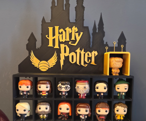 thymbnaiil-scaled-1.png 🧙♂️ Półka kolekcjonerska z logiem Harry Potter na 25 figurek Funko Pop Mini z Kinder Joy